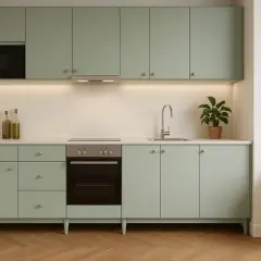 Nowoczesne, pastelowe wykończenie mebli kuchennych z wbudowanym sprzętem AGD i subtelnym oświetleniem.