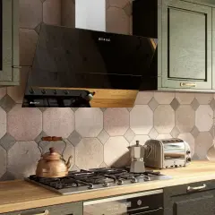 Nowoczesny okap kuchenny nad płytą gazową z czajnikiem i tosterem. To funkcjonalne rozwiązanie do każdej kuchni.