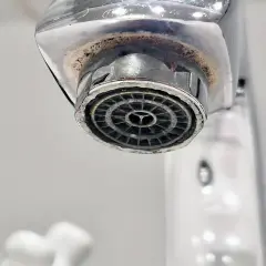 Zwapniony perlator kranu. Jak odkręcić perlator bez klucza? Pokażę Ci jak to zrobić.