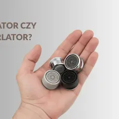 Dłoń trzyma kilka perlatorów, czyli aeratorów do kranów. Dowiedz się, aerator co to jest i jak działa.