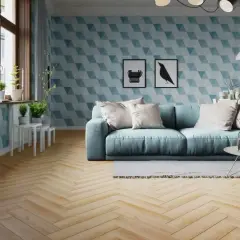 Jasny salon z błękitną kanapą i geometryczną tapetą. Podłoga z drewna ułożona w klasyczną jodełkę dodaje elegancji.
