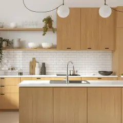 Nowoczesna kuchnia taupe i drewno. Jasne, drewniane fronty szafek i wyspa kuchenna tworzą ciepłą atmosferę. Białe płytki i blat dodają elegancji.