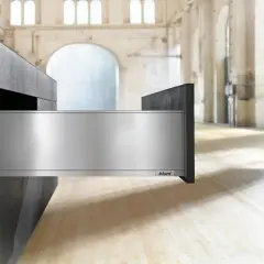 Nowoczesne blum systemy szuflad w minimalistycznej kuchni. Metalowa szuflada wysunięta, prezentująca elegancję i funkcjonalność.