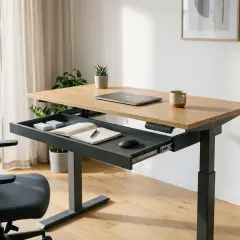 Nowoczesne biurko przy kaloryferze, z wysuwaną szufladą na notatki i laptopa.