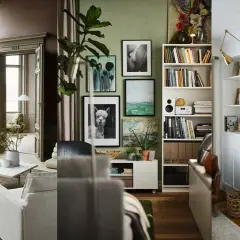 Trofast inspiracje: przytulne salony, galeria sztuki na ścianie i białe regały pełne książek i dekoracji.
