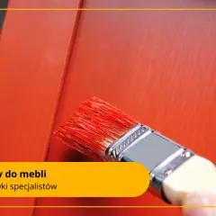 Pędzel maluje mebel na czerwono. Idealne farby do mebli sosnowych do renowacji.