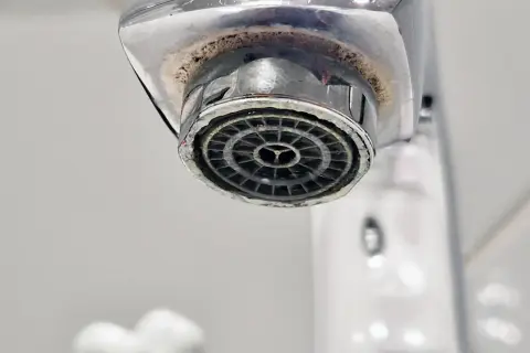 Zwapniony perlator kranu. Jak odkręcić perlator bez klucza? Pokażę Ci jak to zrobić.