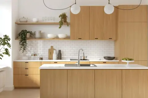 Nowoczesna kuchnia taupe i drewno. Jasne, drewniane fronty szafek i wyspa kuchenna tworzą ciepłą atmosferę. Białe płytki i blat dodają elegancji.