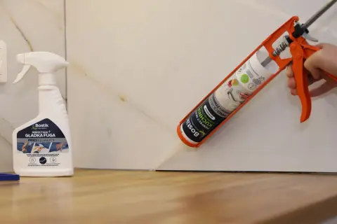 Aplikacja silikonu do blatu kuchennego. Bostik Perfect Seal do fug i uszczelnień.