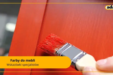 Pędzel maluje mebel na czerwono. Idealne farby do mebli sosnowych do renowacji.