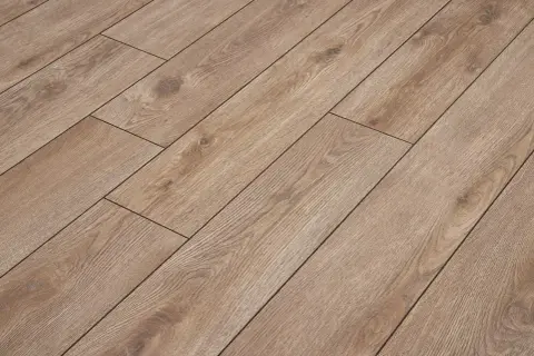 Brązowe panele laminowane z widocznymi słojami drewna ułożone równolegle, tworząc eleganckie wzory układania paneli z fugą.