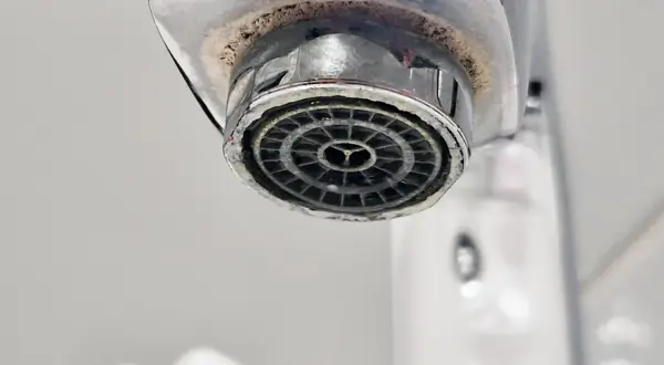 Zwapniony perlator kranu. Jak odkręcić perlator bez klucza? Pokażę Ci jak to zrobić.