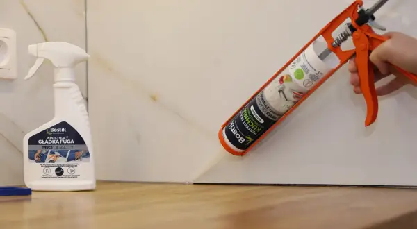 Aplikacja silikonu do blatu kuchennego. Bostik Perfect Seal do fug i uszczelnień.