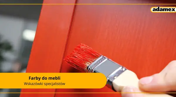 Pędzel maluje mebel na czerwono. Idealne farby do mebli sosnowych do renowacji.