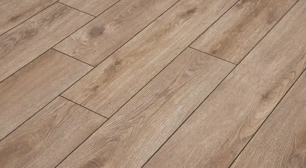 Brązowe panele laminowane z widocznymi słojami drewna ułożone równolegle, tworząc eleganckie wzory układania paneli z fugą.