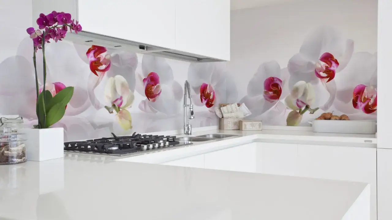 Elegancka fototapeta do kuchni zamiast płytek z motywem białych orchidei. Wnosi świeżość i styl.