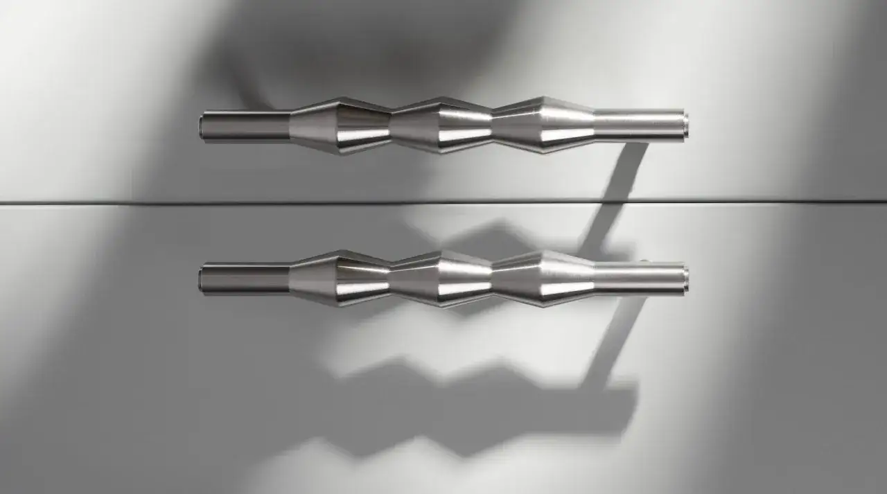 Nowoczesne, metalowe uchwyty do szarych mebli kuchennych, o geometrycznym kształcie, idealnie komponują się z minimalistycznym wnętrzem.