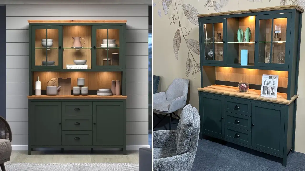 Nowy kredens w ciemnozielonym kolorze, z drewnianym blatem i przeszklonymi drzwiczkami, prezentuje się elegancko. Idealny do kuchni lub jadalni, podkreśla styl wnętrza.