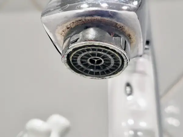 Zwapniony perlator kranu. Jak odkręcić perlator bez klucza? Pokażę Ci jak to zrobić.