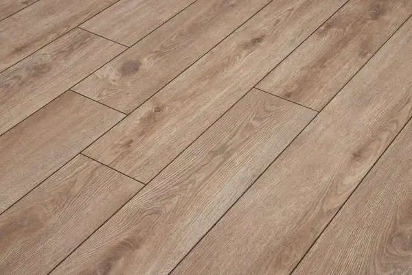 Brązowe panele laminowane z widocznymi słojami drewna ułożone równolegle, tworząc eleganckie wzory układania paneli z fugą.